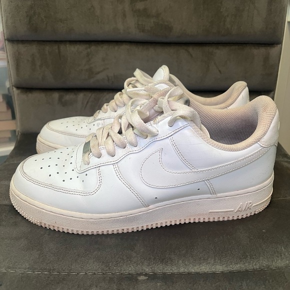 Nike Air Force 1 Men's White Sneakers Size 8.5 - Picture 3 of 5